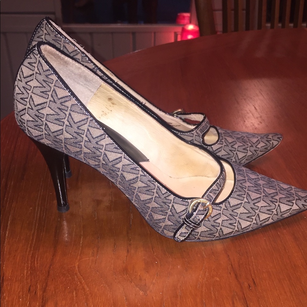 Michael Kors logo pumps so 7.5