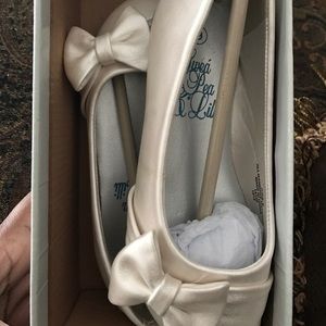 Ivory Bow Tie Ballet Flats Toddlers Size 9