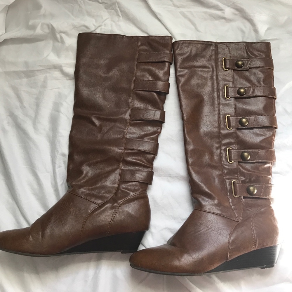 Knee-high boots with small heel!