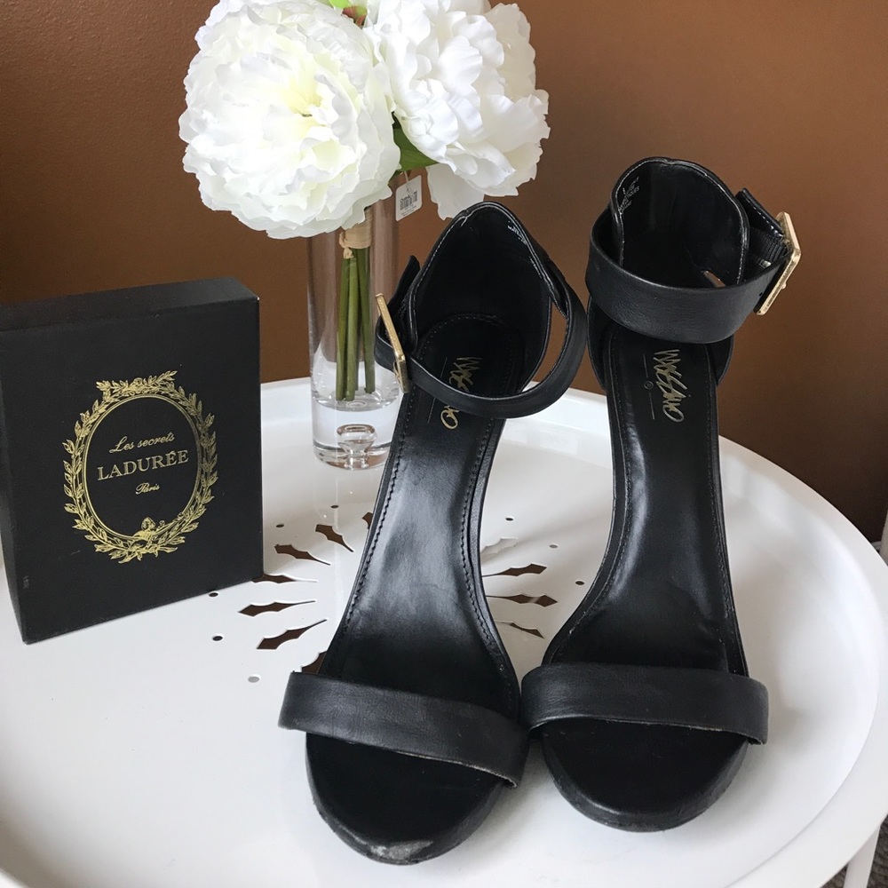 Black belted pumps
