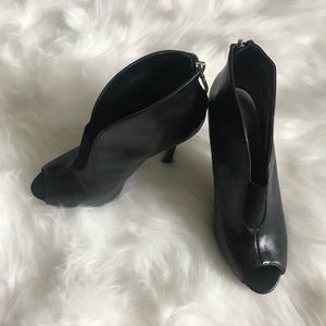 Guess “ASHLEIGH” ankle peep toe boots// Size: 6M