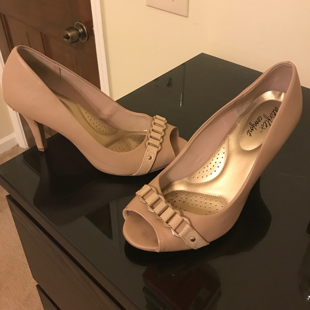 *** 50% in bundle Taupe heels - 9W
