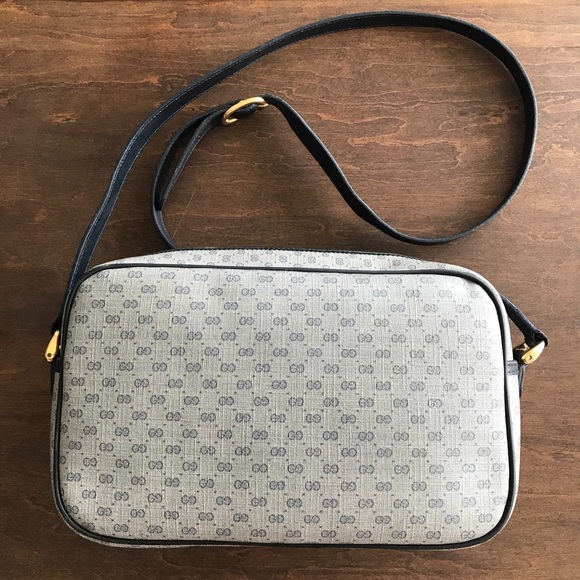 🔴SOLD🔴Gucci GG Monogram signature shoulder bag. - Picture 2 of 8