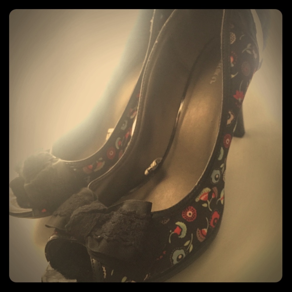 Cute and flirty heels with peep toe bow detail