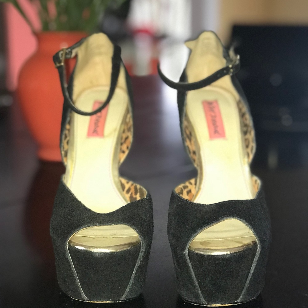 Betsy Johnson Pump