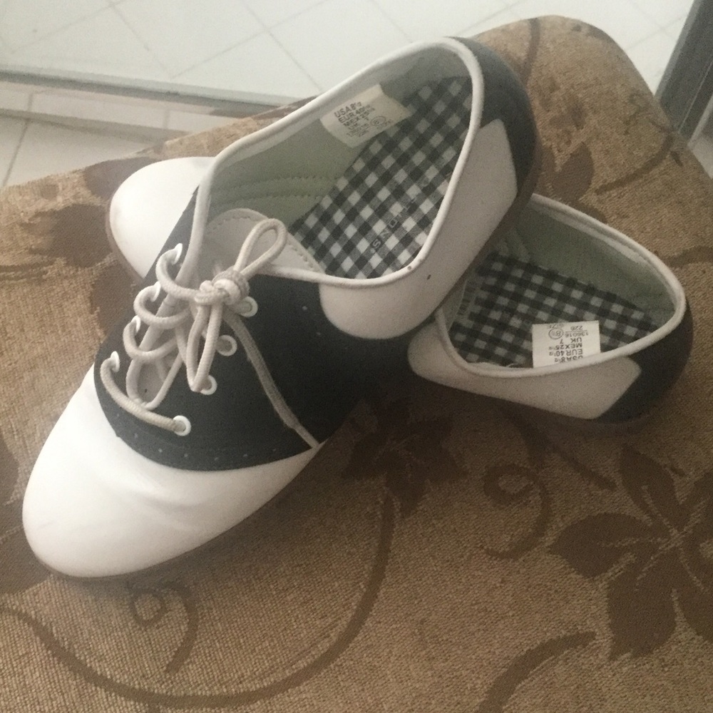 Saddle shoes