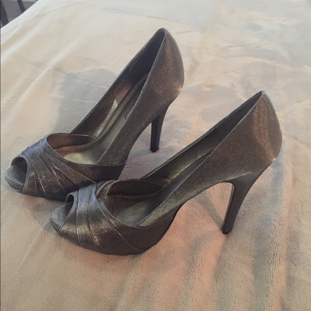 Never worn silver heel shoes size 8