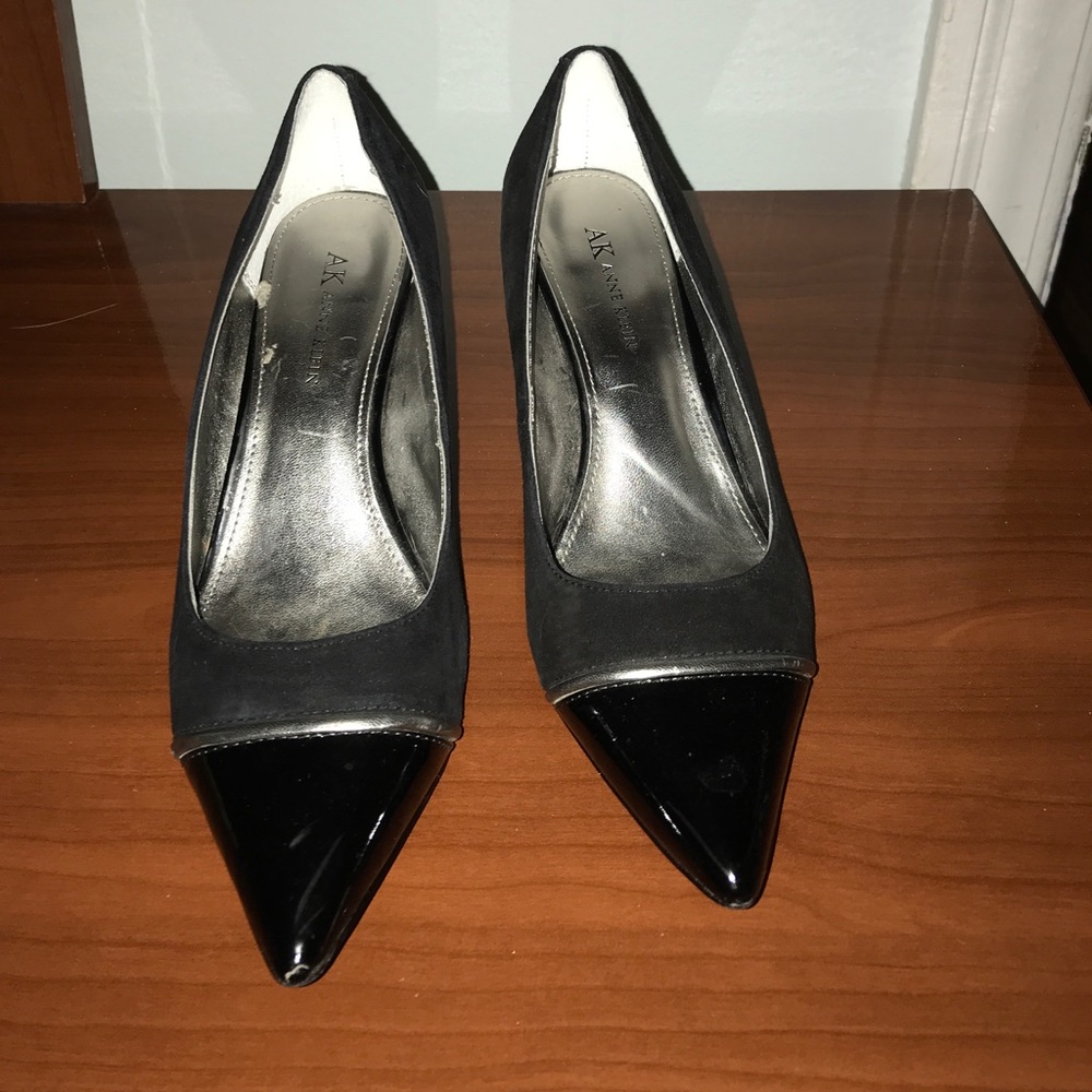 Black pumps