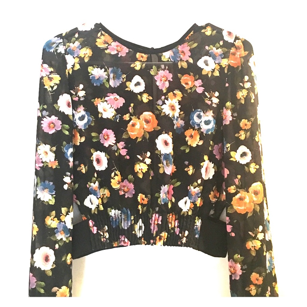 Prettiest crop top ever! 🌹🌺🌸