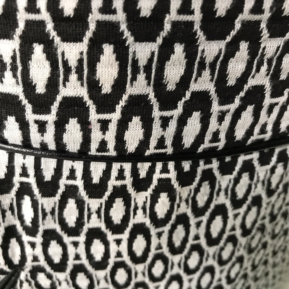B/W SKIRT - Picture 3 of 4