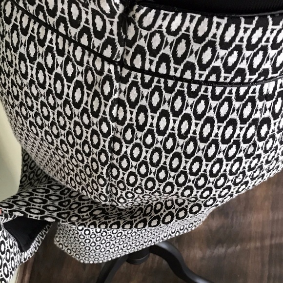 B/W SKIRT - Picture 4 of 4