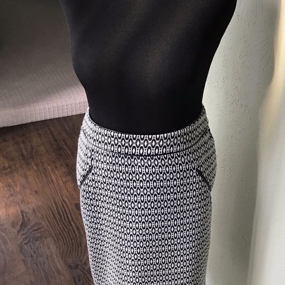 B/W SKIRT - Picture 2 of 4