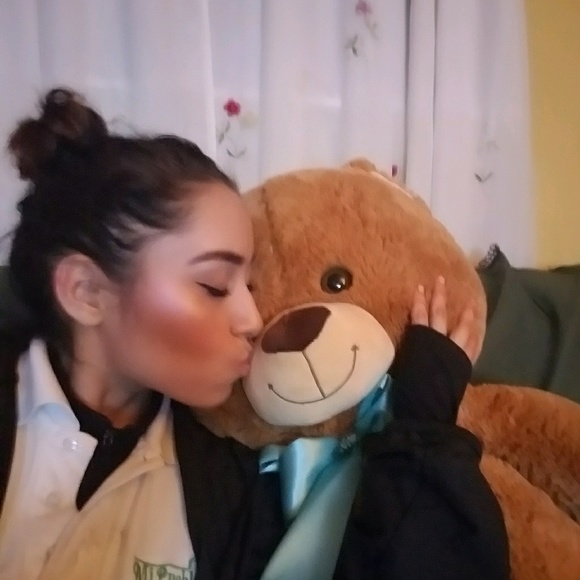 Meet your Posher, Selena - Picture 1 of 1