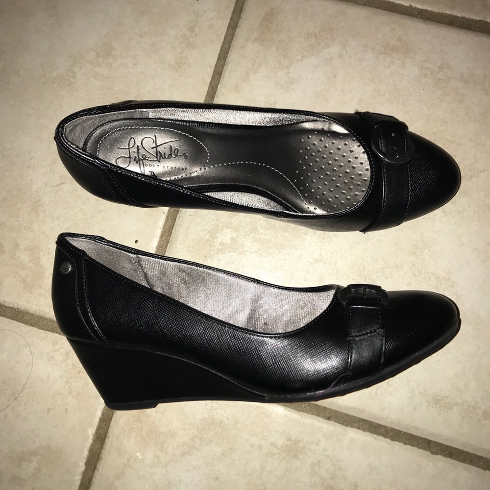 New black wedges size 8