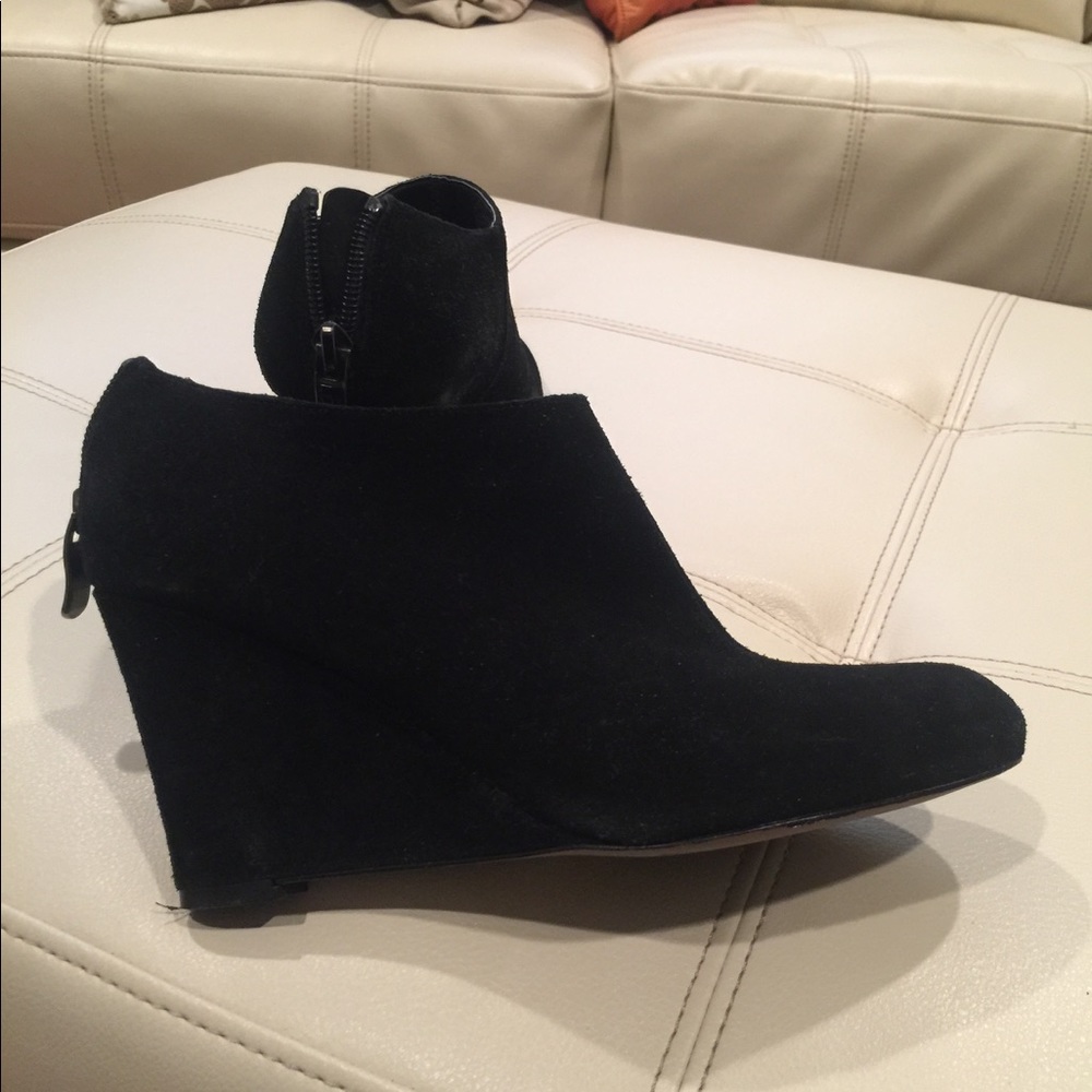 Ann Taylor Loft ankle booties size 6 suede