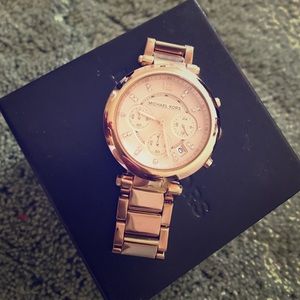 Gold Michael Kors watch💐