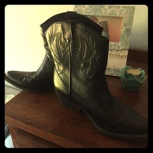 Black cowgirl booties
