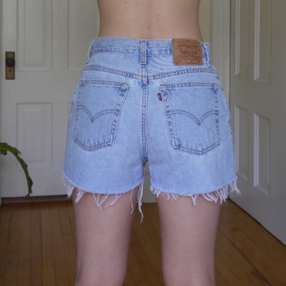 Vintage High Waisted Levi Shorts - Light (XS-M)