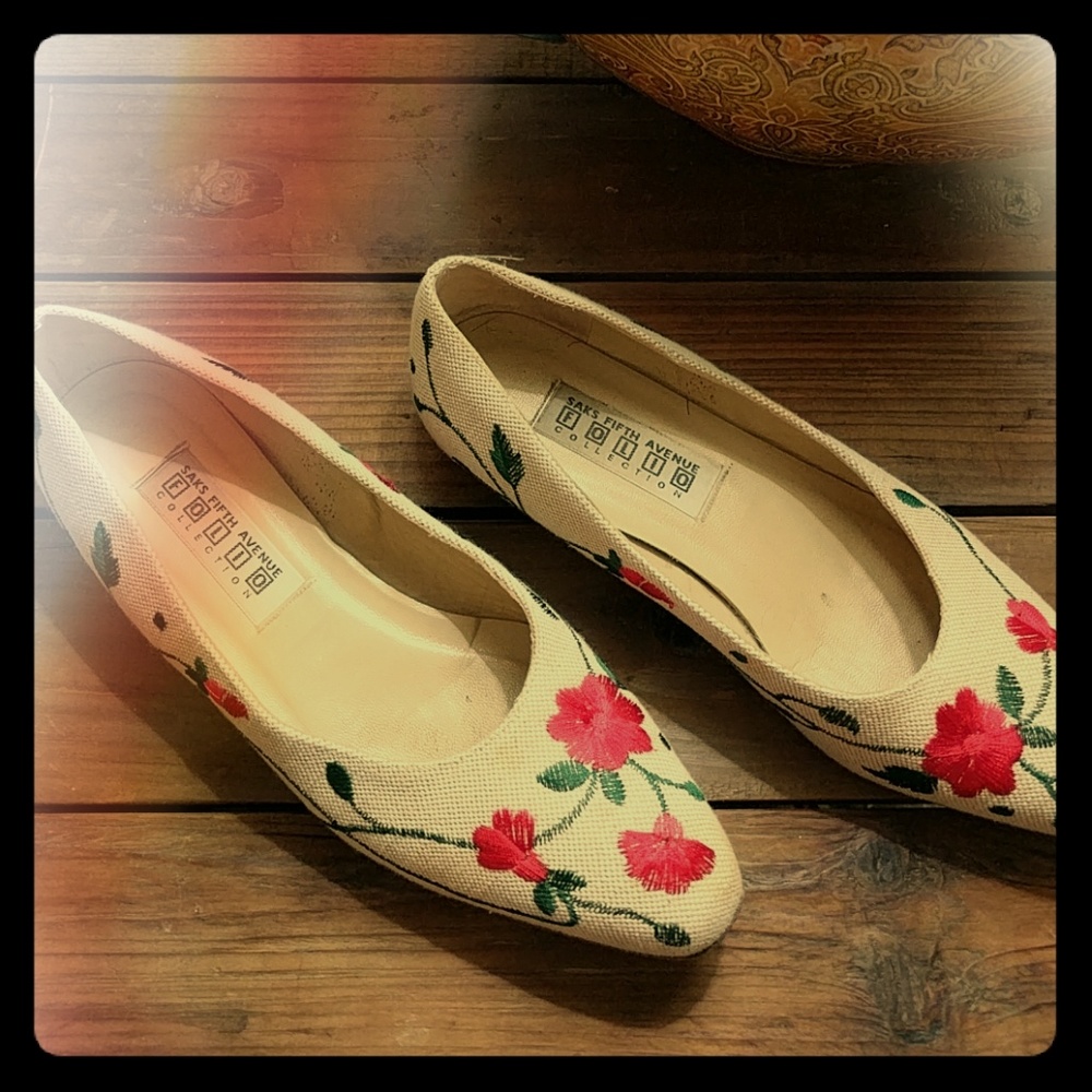 Vintage Saks 5th Ave flower embroidered tan flats