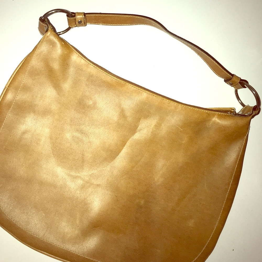 Super cute in style vintage hand bag.