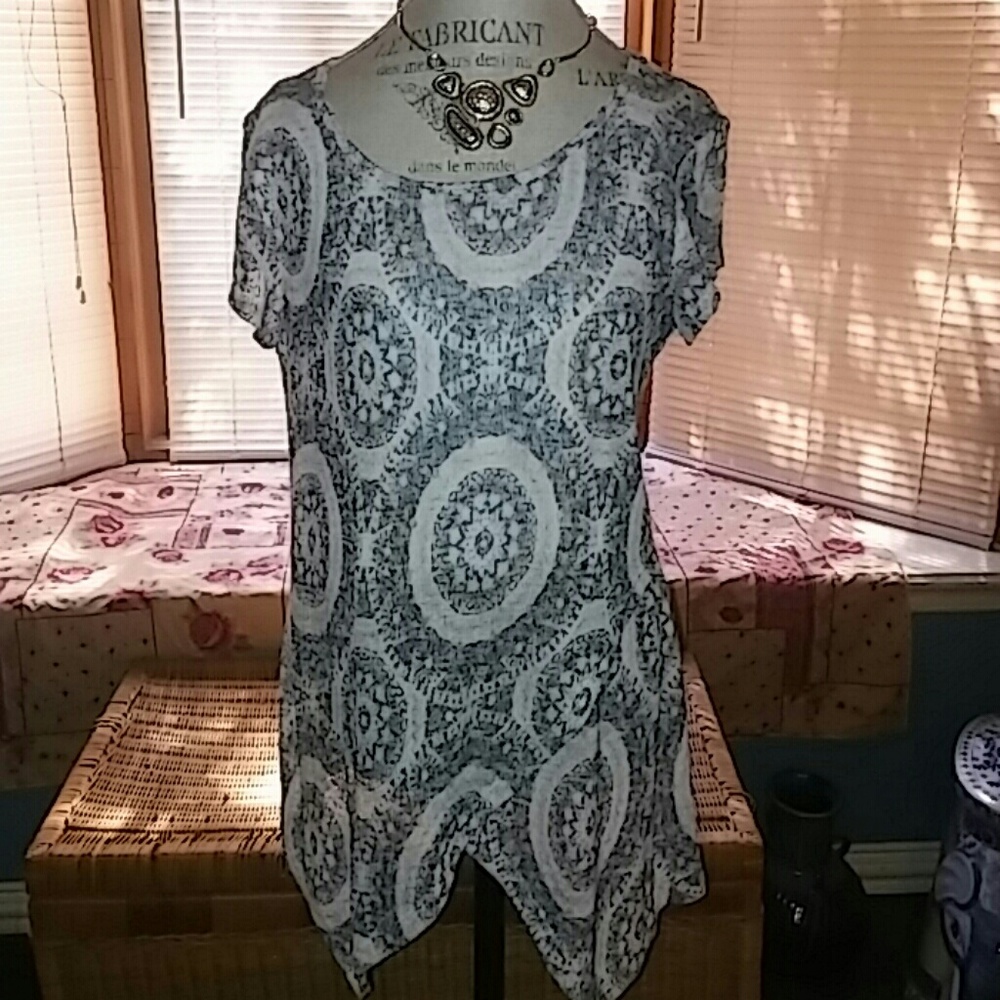 Black and White print top! In EUC!