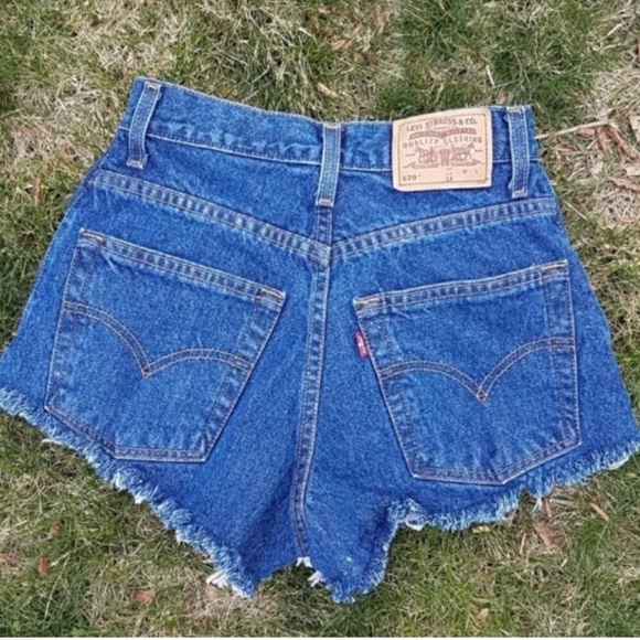 Vintage High Waisted Levi's - Medium Wash (XS-M) - Picture 3 of 3