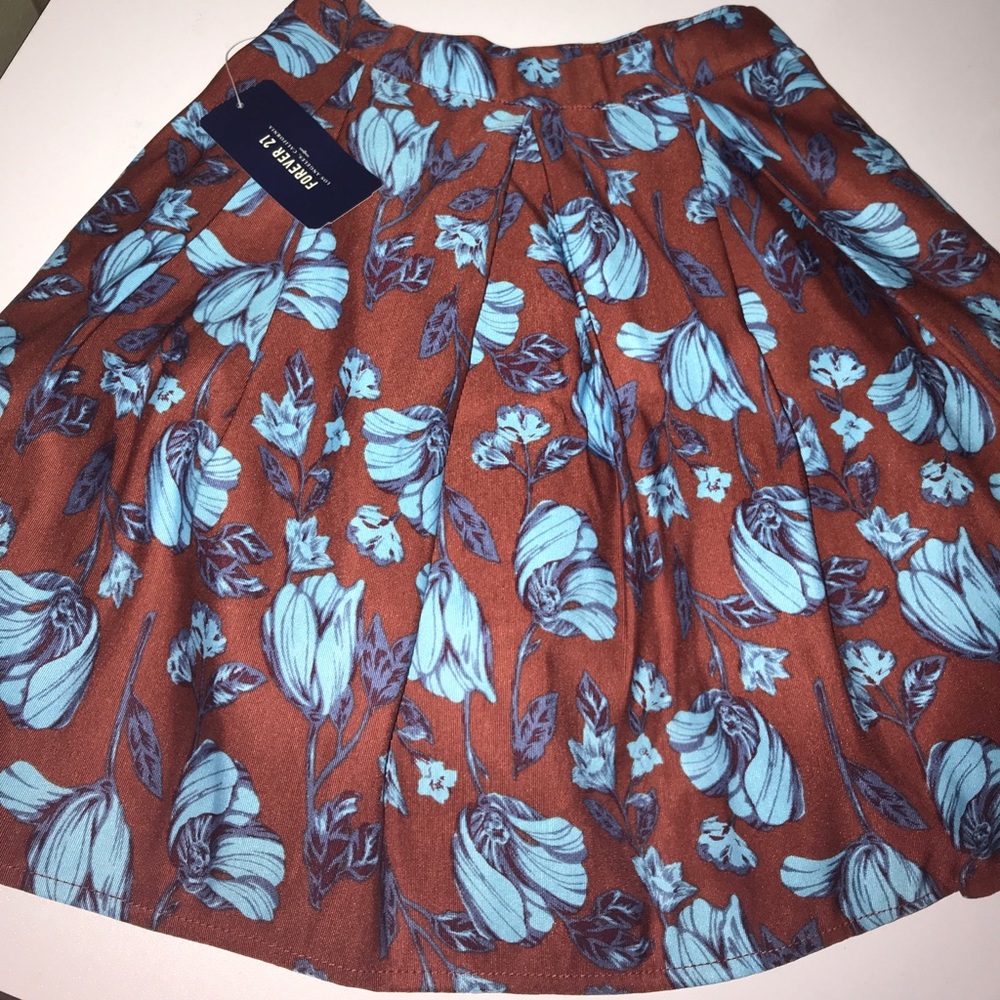 Super cute flowered skirt.
