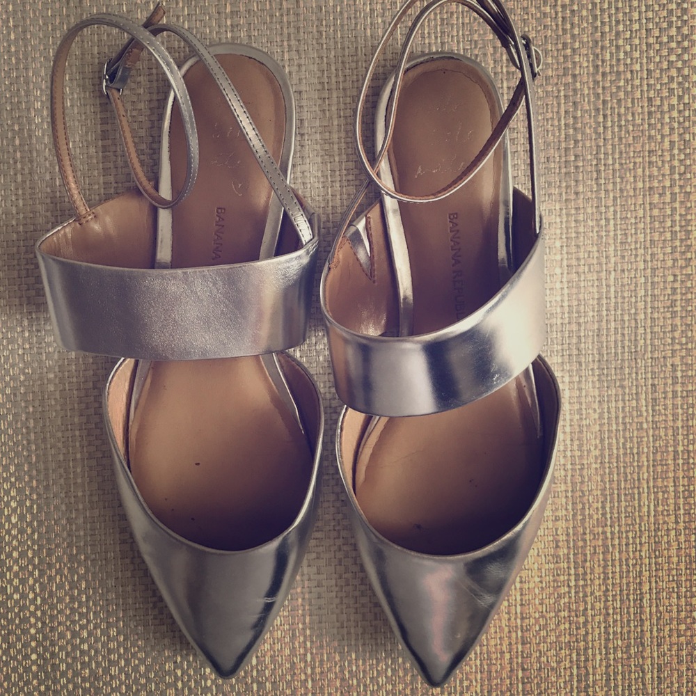 Banana Republic Strappy Flats in Metallic Silver