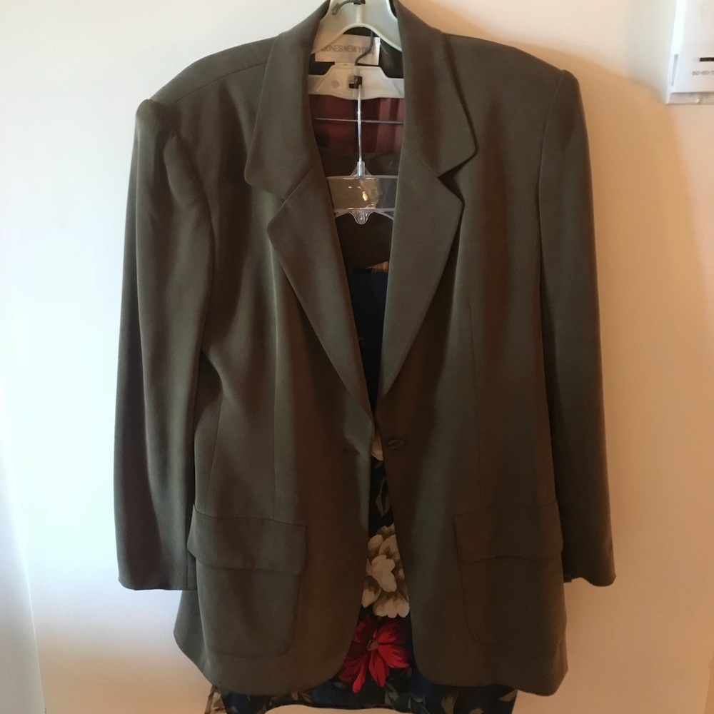Jones New York jacket w/ matching skirt and shirt
