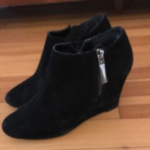 VINCE CAMUTO BLACK BOOTIES SIZE 7.5! SO CUTE!!