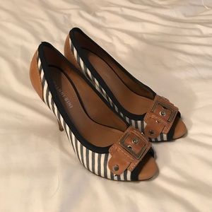 Peep-toe striped pumps