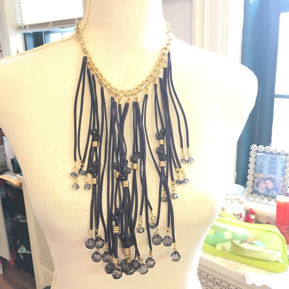Beautiful trendy necklace new never worn