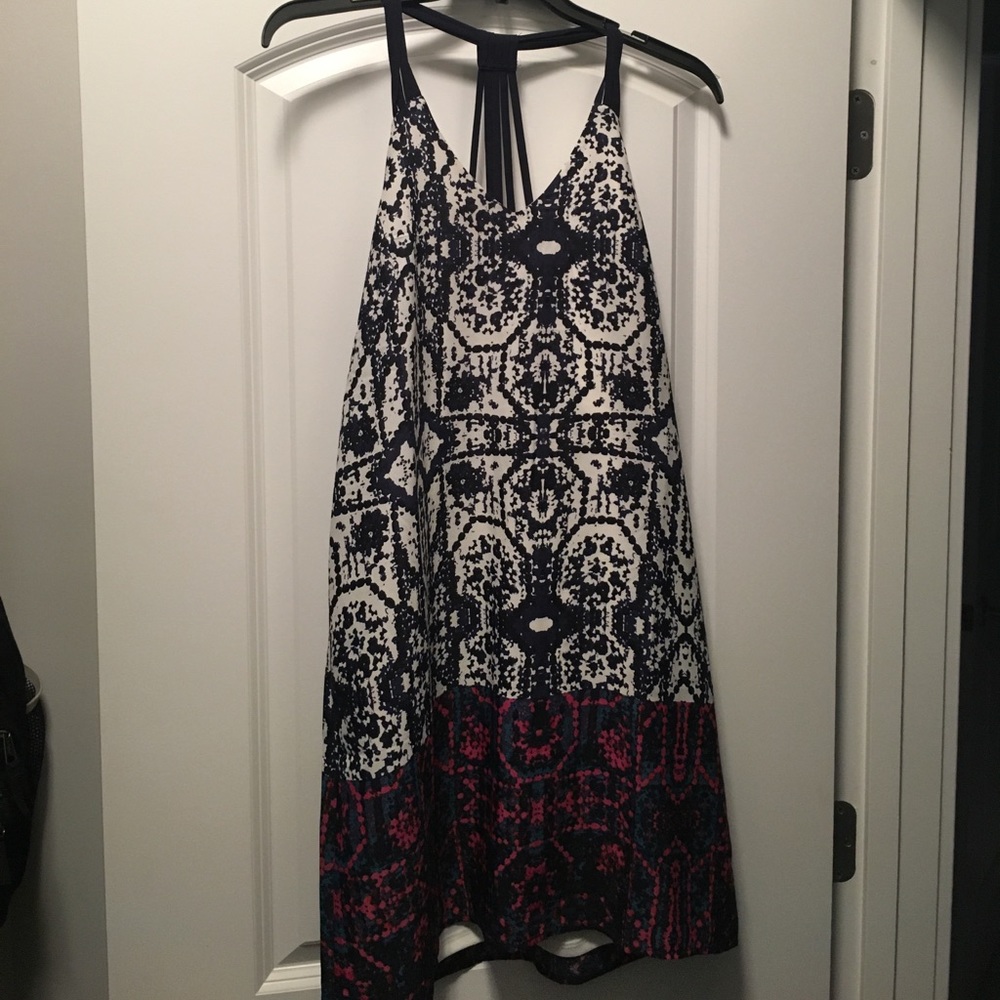 PRICE DROP!! PATTERNED DRESS!! FUN BACK DESIGN 👗