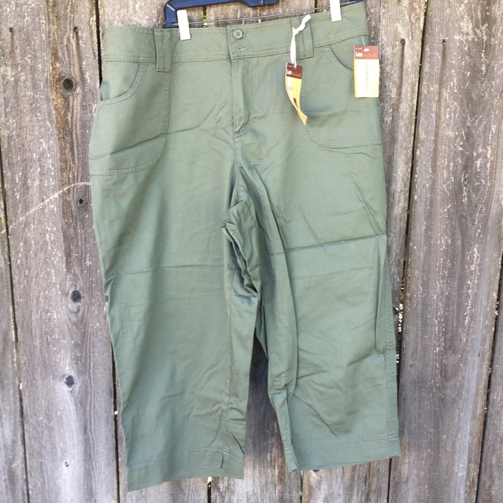 BRAND NEW WITH TAGS Size 16W Capri Pants