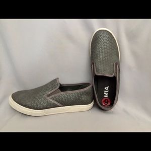 Mia size 6 gray slip ons