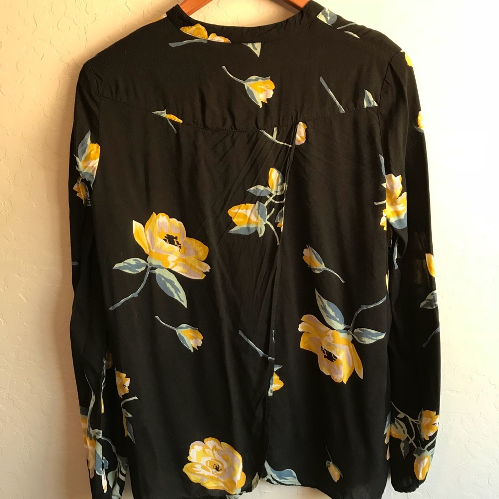 Women’s floral open back shirt