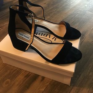 Steve Madden blue velvet heels
