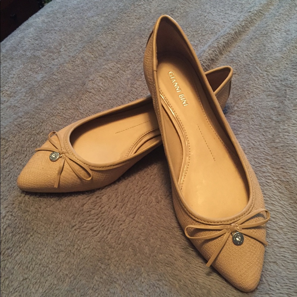 Never worn Size 8 Gianni Bini Flats