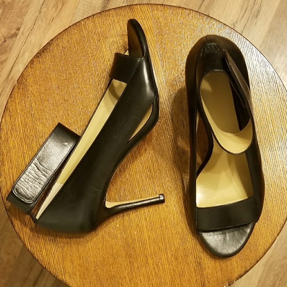 ANN TAYLOR black leather ankle strap pumps!