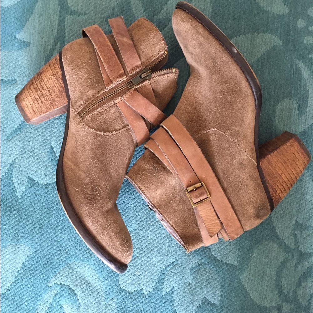 Steve Madden taupe booties