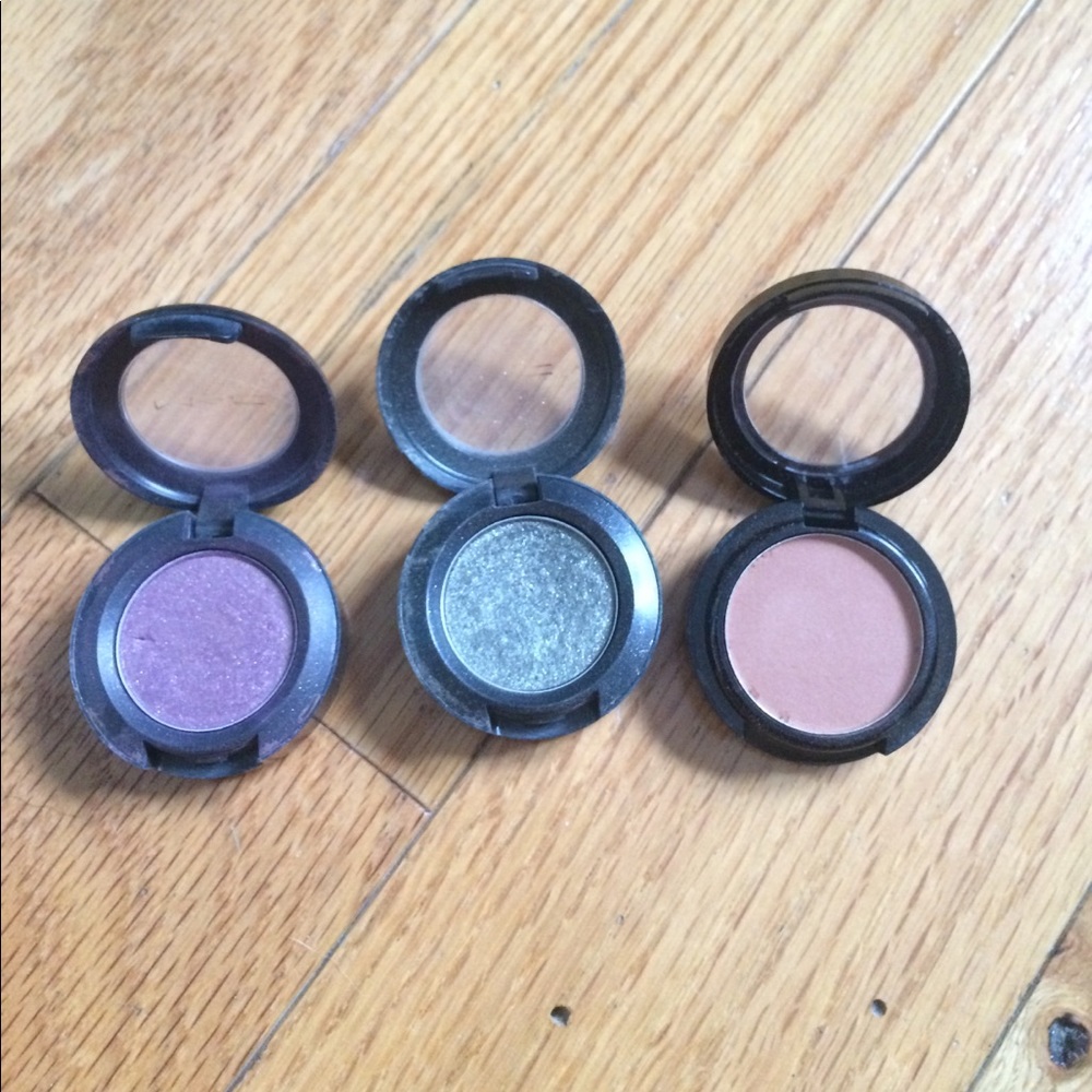 2 MAC eyeshadow 1 dirty little secret eyeshadow