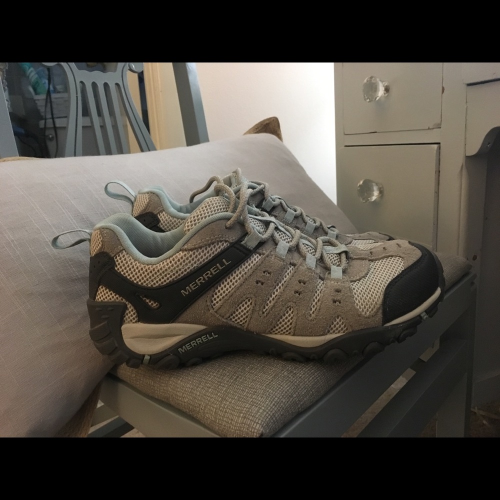 NWOT Merrel Hiking shoes 8.5