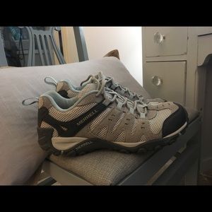 NWOT Merrel Hiking shoes 8.5