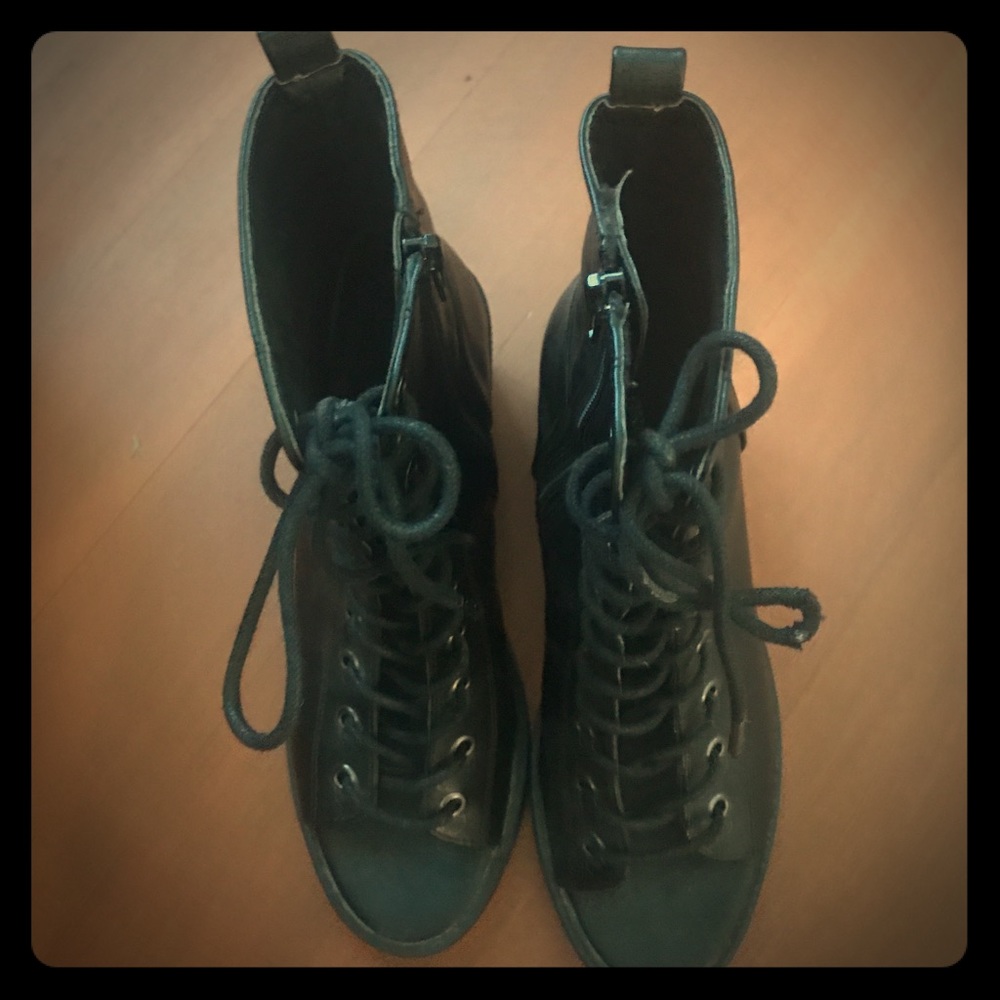 Black lace up shoes/open toe