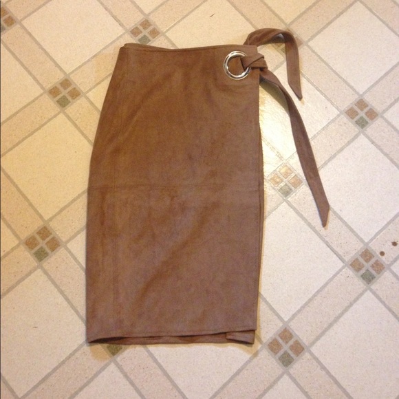 Gorgeous suede like material skirt from express - Picture 1 of 5