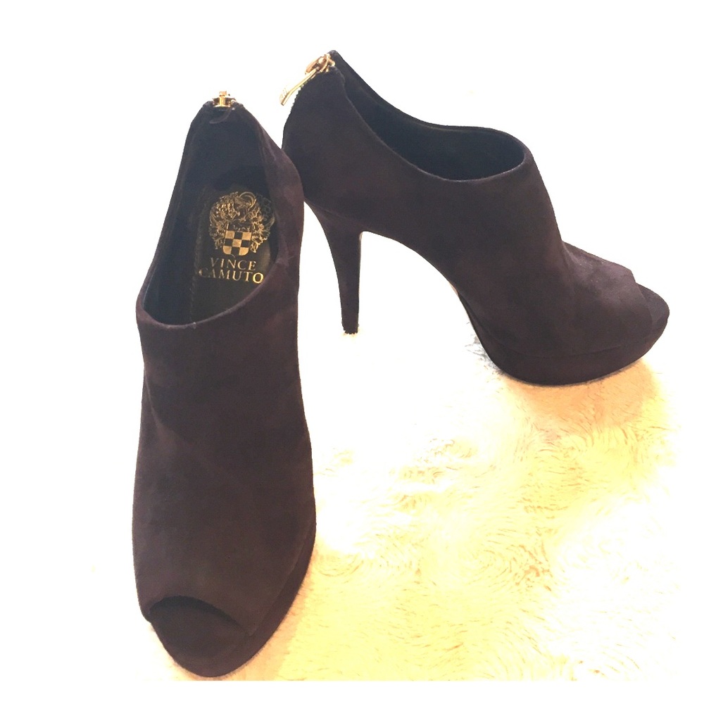 Gorgeous Vince Camuto Peep Toe Booties