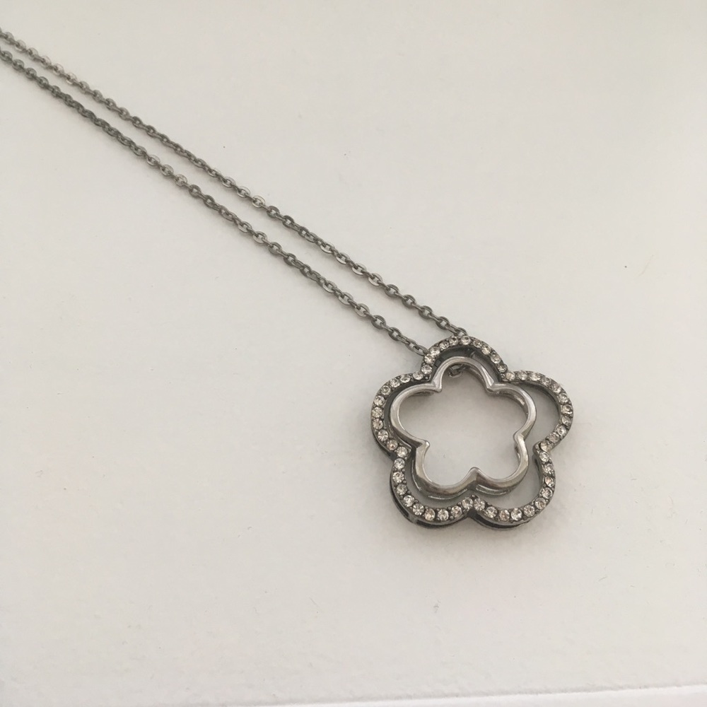 Silver flower necklace 💛