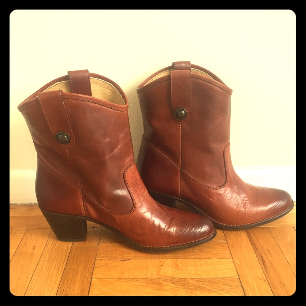 NWOT Beautiful Frye Cognac Ankle Cowboy Boots