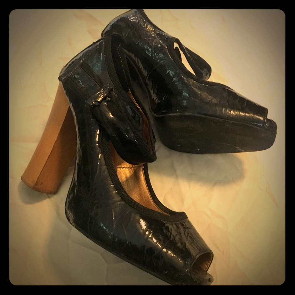 Black dress heels, very comfortable!