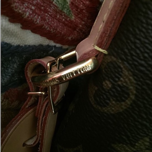 Louis Vuitton Melie Crossbody Hobo - Picture 4 of 8